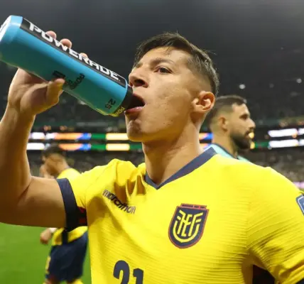 Mexico 2-0 Ecuador: Co-hosts reach last 16 with impressive win at Azteca Stadium